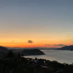 Moderne Mit Panoramablick Auf Thunersee