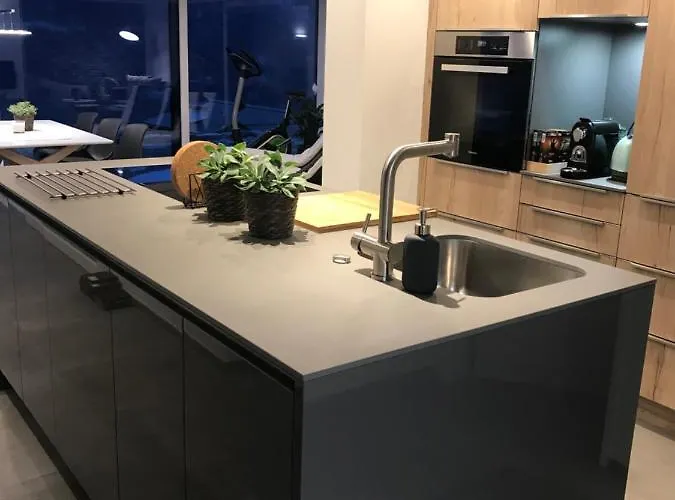 Moderne Mit Panoramablick Auf Thunersee