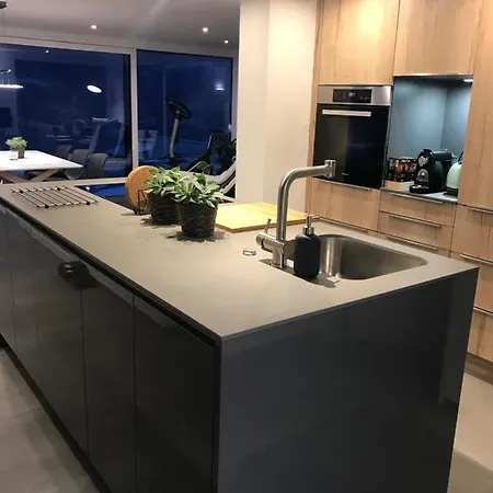 Moderne Mit Panoramablick Auf Thunersee