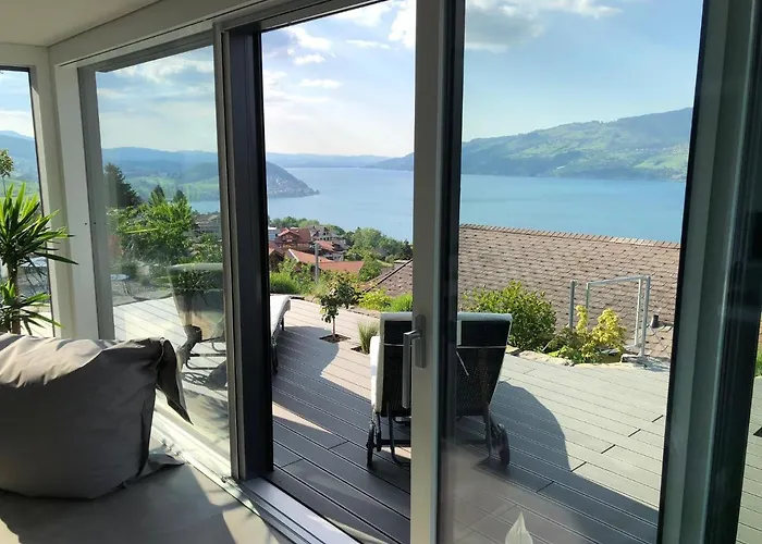 Moderne Mit Panoramablick Auf Thunersee